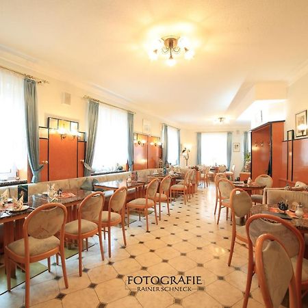 Отель Cafe Am Donautor Кельхайм Экстерьер фото