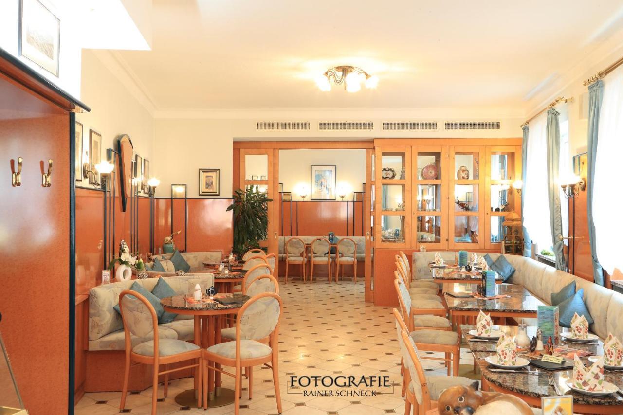 Отель Cafe Am Donautor Кельхайм Экстерьер фото